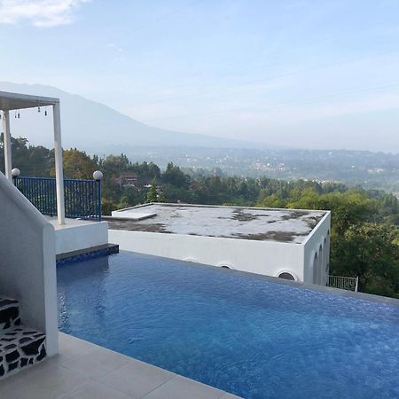Villa Blue Door, Puncak Pondok Cipaseban Exterior photo