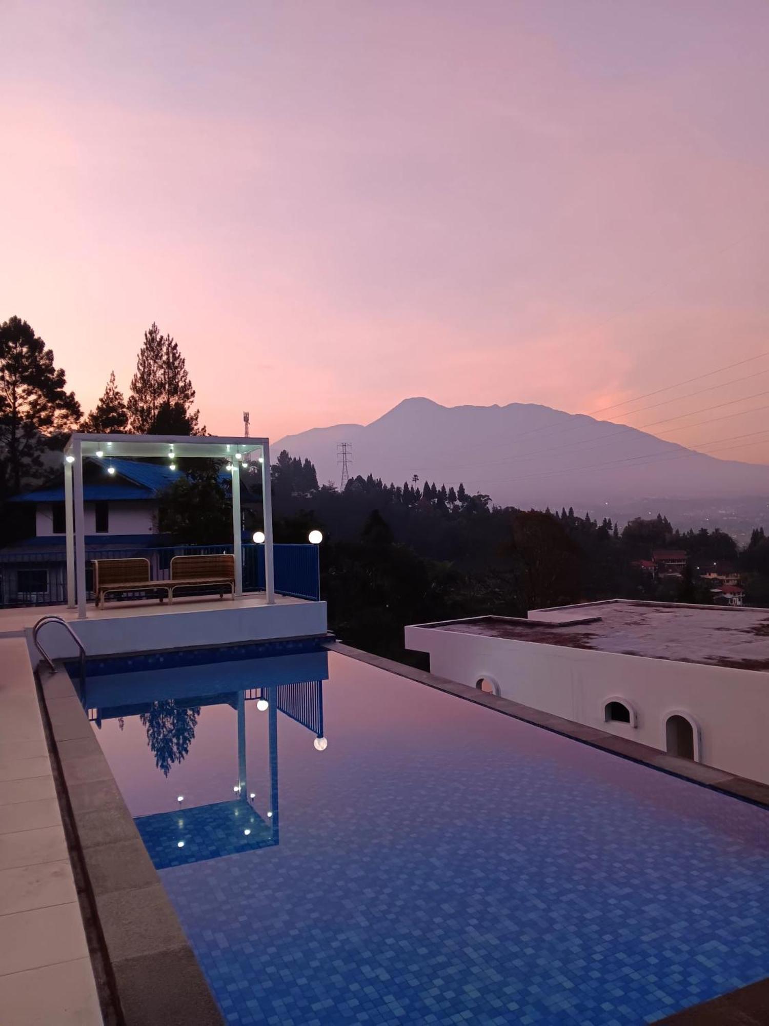 Villa Blue Door, Puncak Pondok Cipaseban Exterior photo