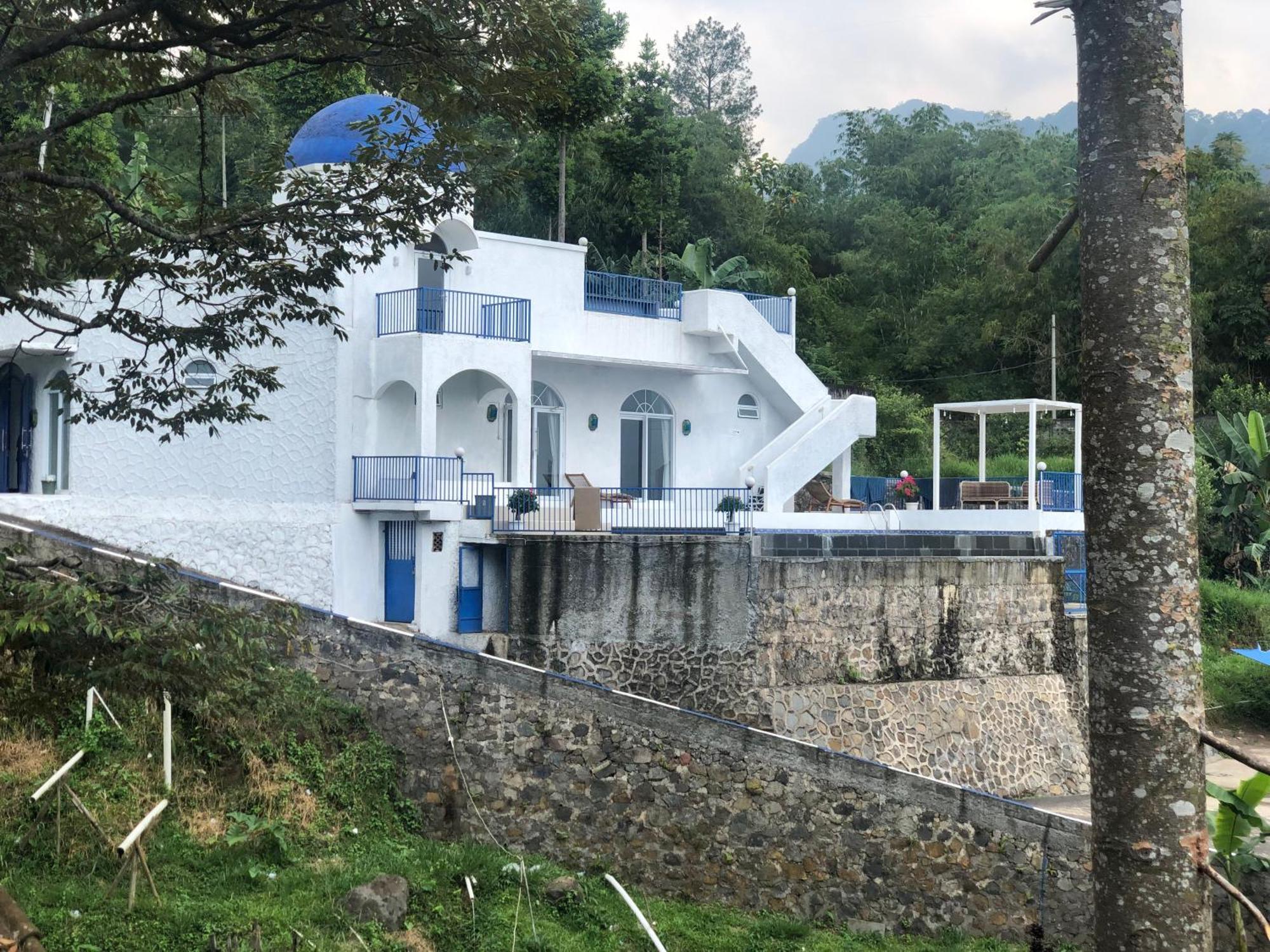 Villa Blue Door, Puncak Pondok Cipaseban Exterior photo